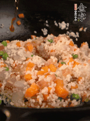 加入糯米翻炒均勻。最后加入蝦仁，用1勺料酒、1勺生抽、1/2勺鹽調(diào)味。