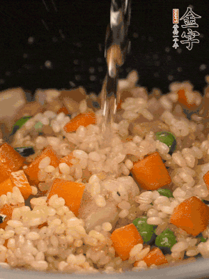 把食材轉(zhuǎn)移到電飯鍋中，倒入點清水，正常煮飯。