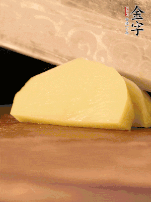 土豆去皮切丁。水開后，放入鍋中煮2-3分鐘，撈出瀝干水分。