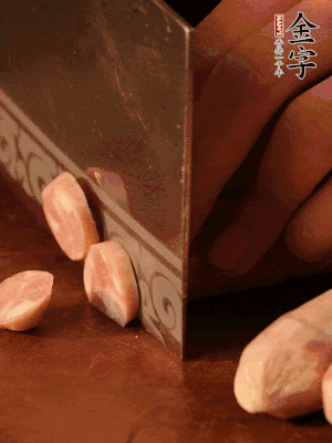 金字烤腸切圓片。