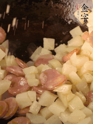 再放烤腸片煎熟。撒點(diǎn)鹽、孜然粉、辣椒面。