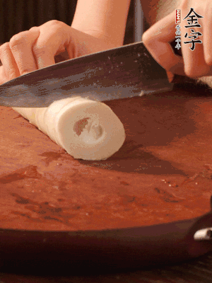 春筍去殼切滾刀塊，焯水備用。