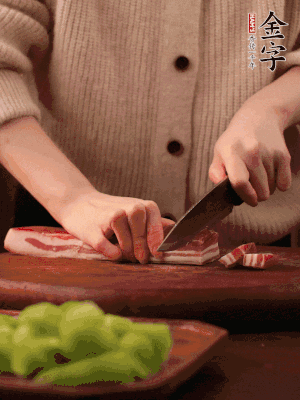 金字淡咸肉切片，冷水入鍋，加姜片、料酒略焯水。同步，五花肉切塊焯水。