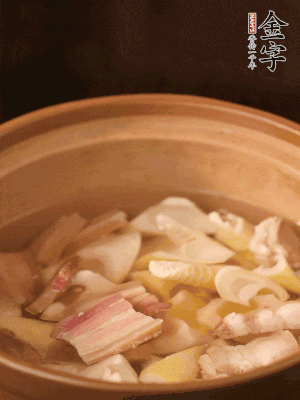 春筍、咸肉、咸肉一起入砂鍋，加姜片、料酒、清水大火煮沸到湯色變白。轉小火慢篤半小時。