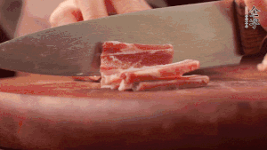 200g金字淡咸肉、100g冬筍、100g香干分別切細(xì)丁。