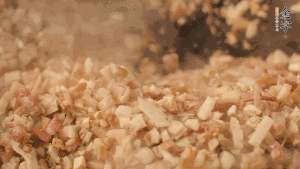 鍋中熱油，依次下食材翻炒，加2勺料酒、少許胡椒粉調(diào)味，撒蔥花攪拌均勻。