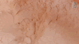 糯米粉中加入溫水，反復(fù)揉成團(tuán)。