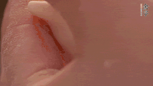 取一小團(tuán)面，用掌心搓成小球狀，從小球中心捏窩，放入餡料，封口后，留出小尾巴。