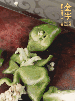 辣椒洗凈斜切成段，蒜切片。