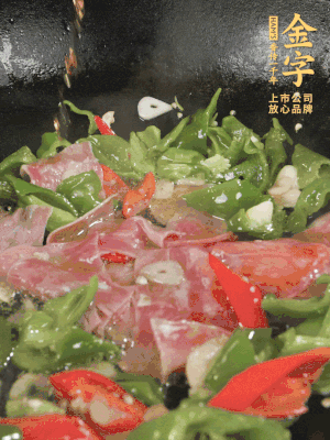 再下蒸炒火腿煸炒，加少許白糖提鮮。