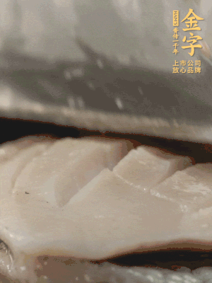鮑魚用勺子撬出來，去掉內(nèi)臟和牙齒，加面粉、白醋、鹽、啤酒抓一下，清水洗凈，切花刀。