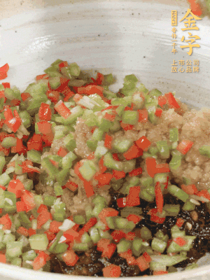 XO醬、蒜蓉醬、青紅椒粒攪拌成醬料。