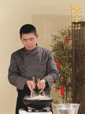 整只土雞冷水下鍋，加蔥姜、料酒焯水，撈出后用溫水清洗干凈。