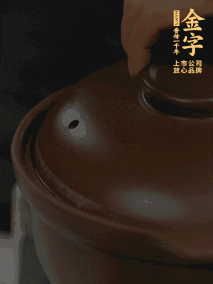 雞、火腿、姜片一起放入砂鍋中，大火轉(zhuǎn)小火燉2小時(shí)。