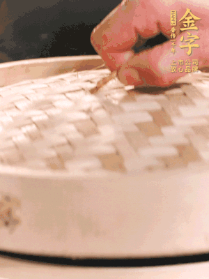 醬鴨半只加姜片、蔥、黃酒上鍋蒸20分鐘。