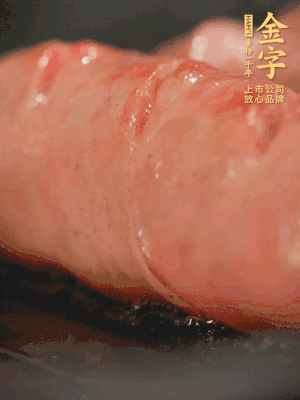 金字烤腸劃花刀，小火慢煎，煎到表皮金黃微焦即可。