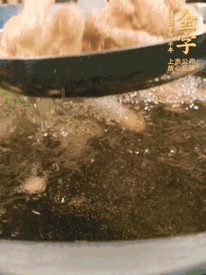 金字小酥肉熱油入鍋，炸3-4分鐘，炸到金黃酥脆。