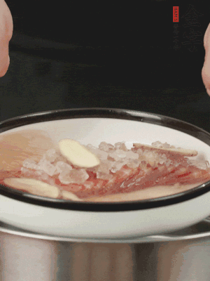 置于盤中，加冰糖100g、黃酒100g、水200g，上鍋蒸20分鐘。