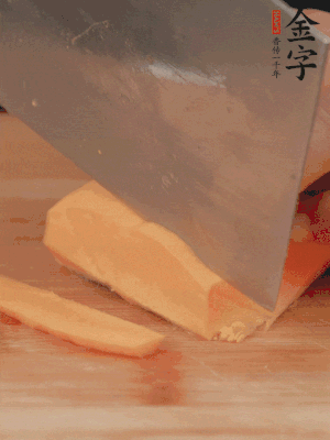 南瓜改刀切片，把蒸好的火腿鋪到南瓜上。