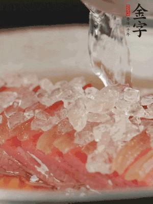 依舊放上冰糖100g、黃酒100g、水200g，鍋中再蒸15分鐘。