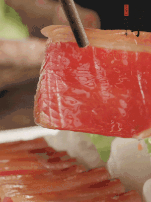 吃的時(shí)候，把薄片火腿放入荷葉夾中就可以了。