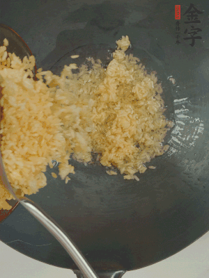 熱油下鍋，邊按壓邊翻炒均勻。