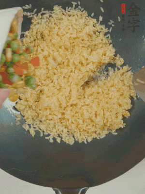 下豌豆粒、胡蘿卜粒、玉米粒。（買(mǎi)現(xiàn)成冷凍的雜菜即可，非常方便）