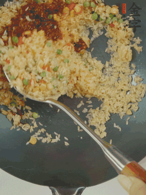 翻炒熟后，加金字火腿XO醬。