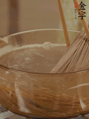 水開后下蕎麥面，煮2分鐘后過涼水備用。