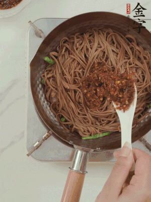 下蕎麥面，淋上少許醬油，加2勺金字火腿大師醬略翻炒即可。