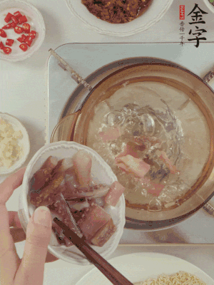 魷魚(yú)熱水下鍋，焯水備用。