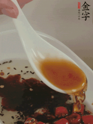 再加2勺生抽、1勺香醋攪拌。