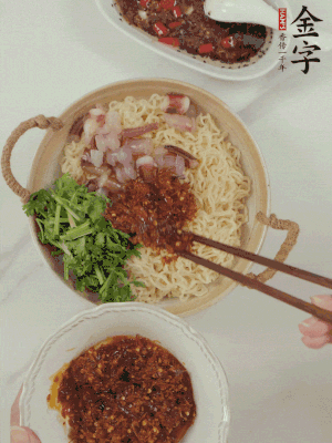 在面上鋪魷魚(yú)、香菜、金字火腿大師醬。