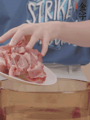 排骨剁小塊，加姜片、料酒沸水下鍋焯水。
