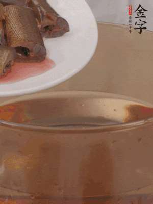 處理干凈的黃鱔段，加姜片、料酒沸水下鍋焯水。撈出用涼水沖洗干凈。