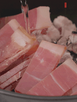 排骨、黃鱔段、金字火腿片放入砂鍋中，加沒過食材的水。