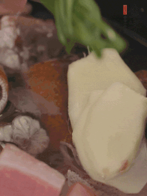 加姜片、蔥結(jié)、料酒。