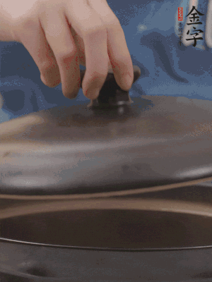 大火煮開后轉(zhuǎn)小火，燉煮20分鐘左右。