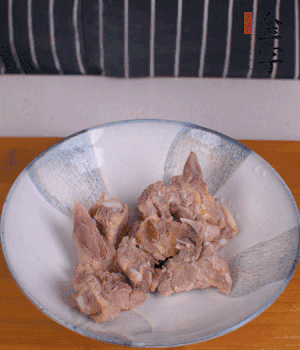 排骨加1勺黃酒、1勺蠔油、1勺玉米淀粉、1/4勺胡椒粉腌制半小時。