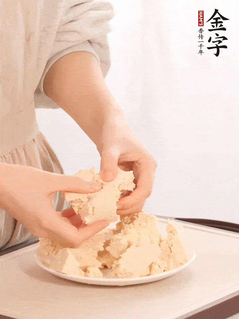 老豆腐用手掰成塊。