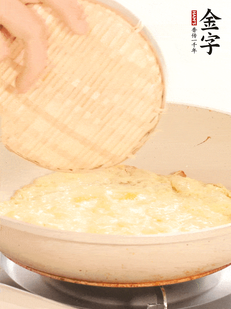 鍋內(nèi)放入少許油，油溫4成熱倒入一個(gè)雞蛋煎熟