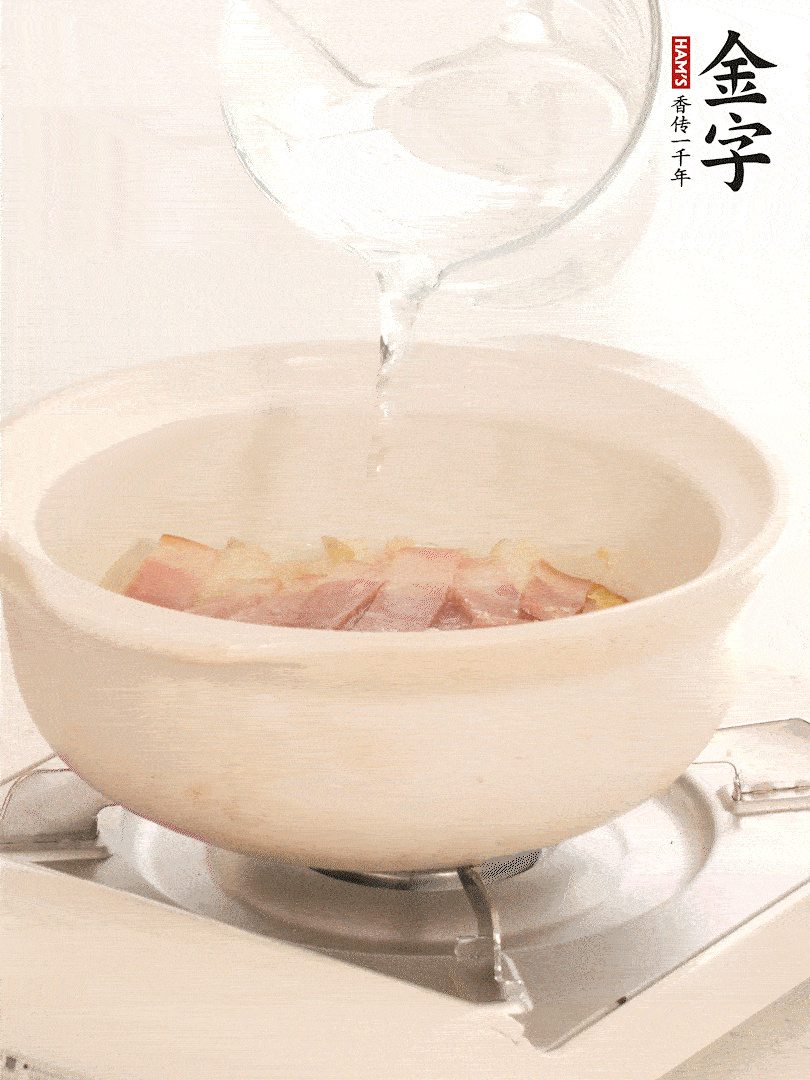 放入火腿片，加開(kāi)水，再加入豆腐