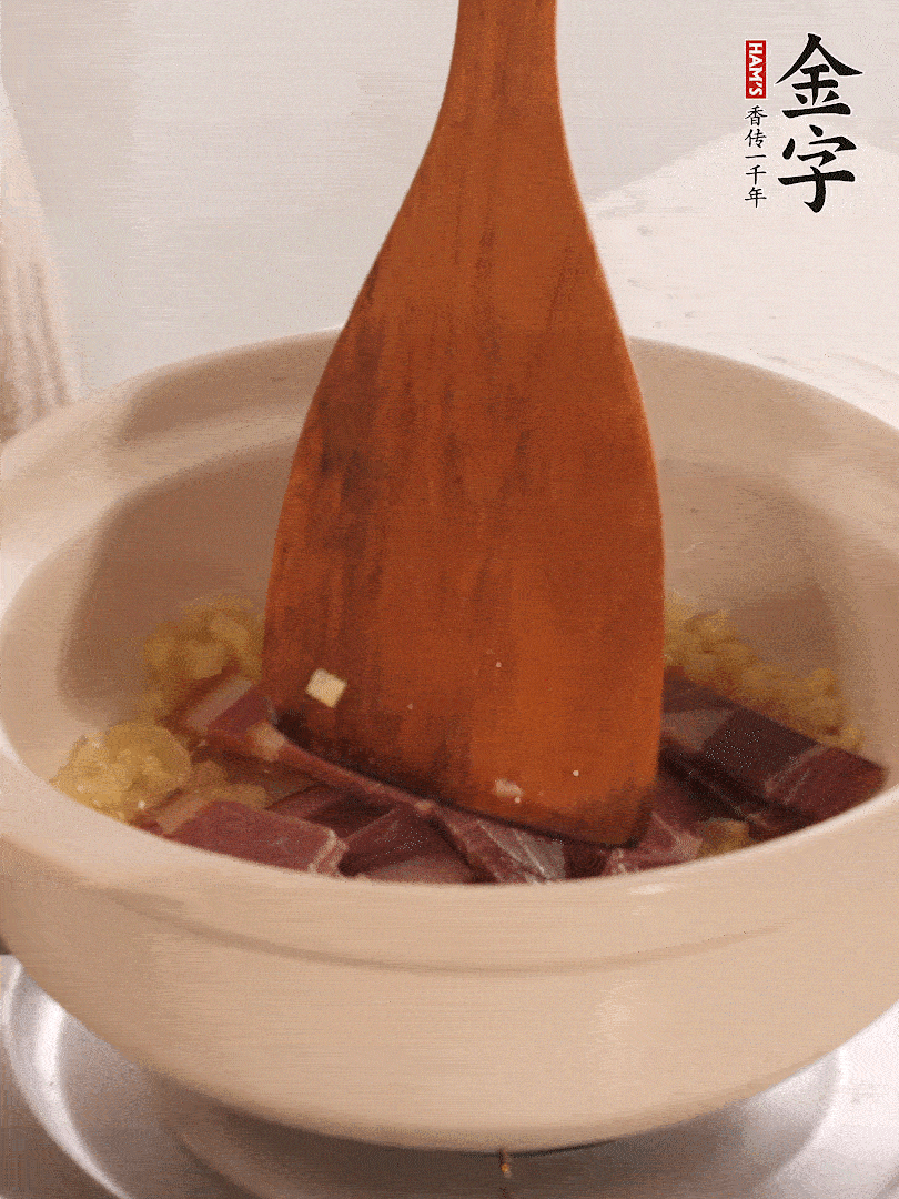 加熱水，加入白菜蓋上蓋子煨煮3分鐘。