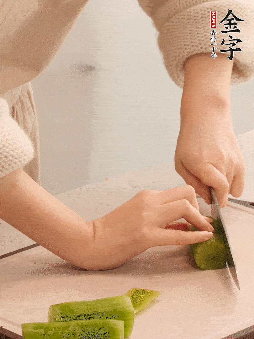 萵筍和白蘿卜用擦絲器擦成細(xì)絲。