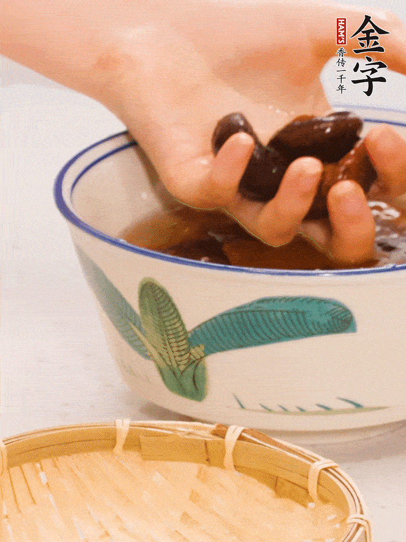 干香菇提前泡發(fā)切片，泡香菇水留著備用。