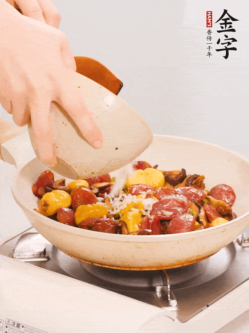 把米淘洗干凈，放入切好的香菇、板栗、毛豆。