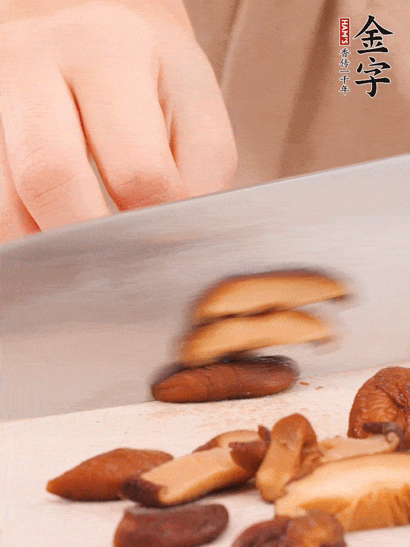 干香菇泡發(fā)，切成小塊。