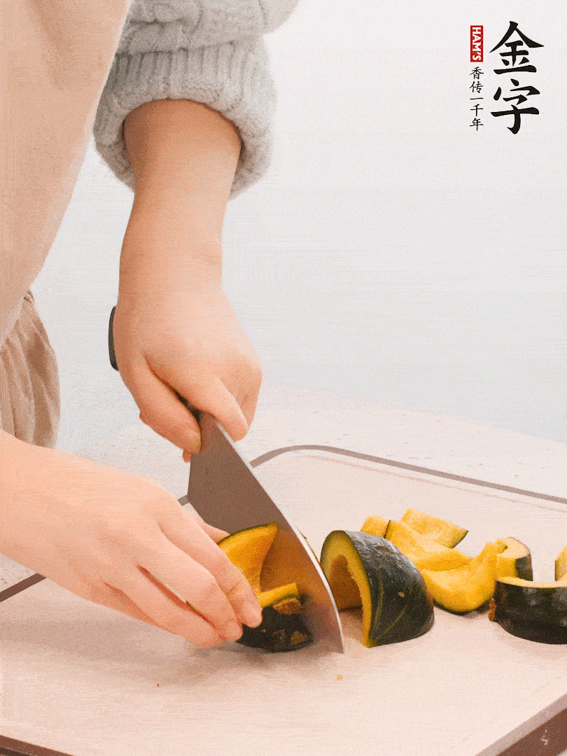 貝貝南瓜切小塊，生姜切成姜絲。