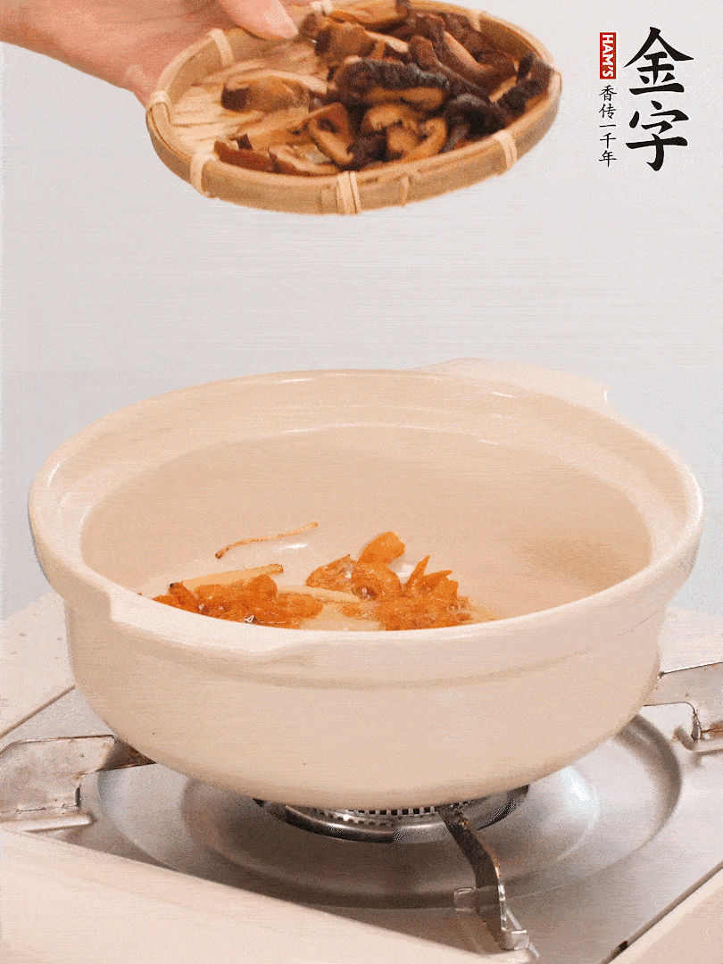 砂鍋倒入少許油，放入姜絲、海米小火煸香；再放入香腸、南瓜、干香菇一起翻炒2分鐘。