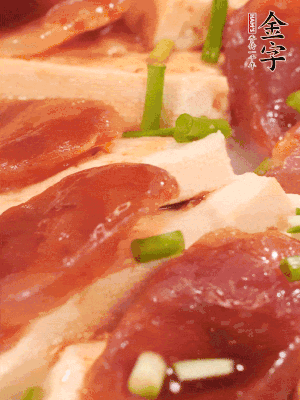 調(diào)一個(gè)醬汁：2勺生抽、1勺蠔油、半勺白糖、1勺淀粉、半碗清水調(diào)成料汁燒開(kāi)